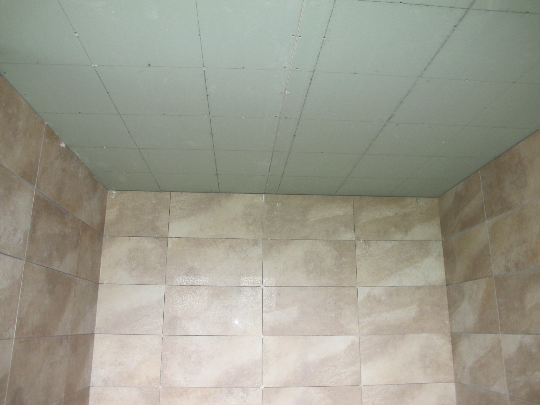 卫生间、厨房采用石膏板吊顶