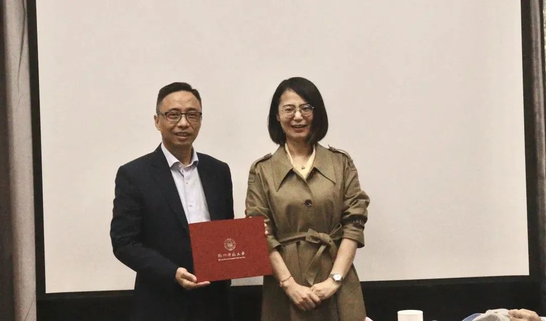 -薛少聪主任向张一良校友颁发校友会会长聘书-